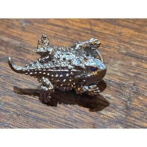 Horny Toad Horned Lizard Marked M.T.G 1996 3-D Lapel Pin Silvertone TCU